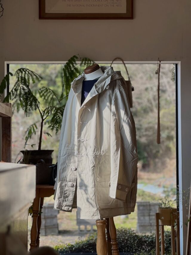 久方ぶりのスノーパーカー。60〜80年代あたりに採用された前開きモデル。M62型。デッドストックが複数入るのは何年ぶりやろか。この先減る一方、軍ディーラーに入って僕らの元に届くのもなかなかないかもしれないよ。文化財感出てきたよ。

春がちょっとでも見えてくると1番に頭に浮かぶのがこのパーカー。
装備の上から羽織るので大きな造りがとても良い。軽いけどしっかりしたコットン生地。
フードもポケットも大きいやね。ポケットのフラップが波のような線を描いているのが好き好きポイント。何回か書いていると思う。
背中の裾には股の下に通す、ずり上がり防止ストラップも付いている。フロントボタンはしっかり挟んで留める2重留めの右前(写真2枚目)、1回留めの左前(写真9枚目)両方可能。めんどくさいのでだいたい1回留めにするけれども。

色も真っ白やないのは着やすいかな。雪上では真っ白よりリアルで良いのかもね。この春軽やかに羽織ってくだせえ。

・SWEDISH ARMY M62 SNOW PARKA
70's deadstock
size 46
price ¥16500

#barnshelfmilitary