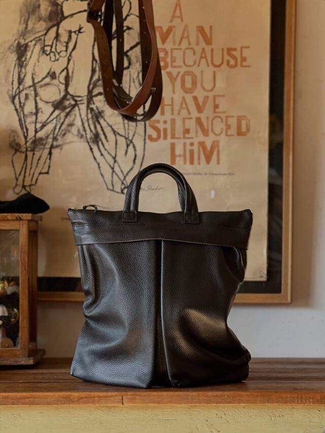 今期も入荷。レザーのヘルメットバッグ。ブラックを先行して送って頂きました。新色は来月。しかしカッコイイとしか言えない。手に持つと良いなという気持ちが沸々と湧き上がってくる。レザーはショルダーストラップ無しが良い。柔らかなイタリアのシュリンクレザーもぴったりやね。プライスも素晴らしい。
神戸を拠点とする独りバッグメイカーのMARINEDAY。直営のショップは無く、メイカーとして僕らお店に卸売販売だけをしている。職人的なカッコ良さにグッとくる。

・MARINEDAY / HELMET BAG LEATHER  BK
price ¥35200