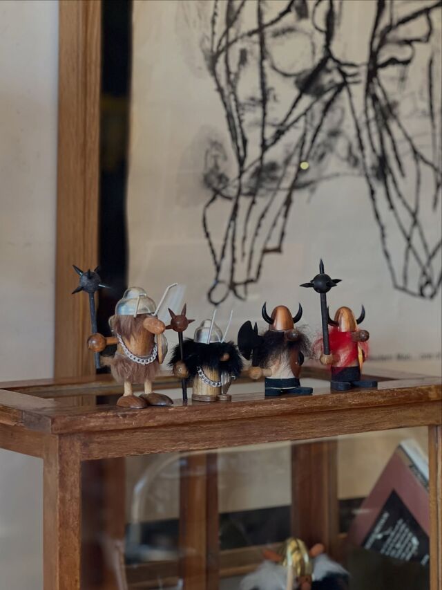 今年初出しのバイキング。左のは30年代創業のアメリカ西海岸のインテリアメーカーが日本で作っていたバイキング。メーカーが分かったのでベンリ師匠に連絡してあれやこれやして判明。こうしてバイキング知識が積み重なっていく。製造年代はうーん。70'sあたりと推測するけどわからない。武器もオリジナルではないかもしれない。右はスペイン産。牛の紋章を持つものや一本足がお馴染み。凝った造りのものが多い印象。コッパーの帽子がとても良い。