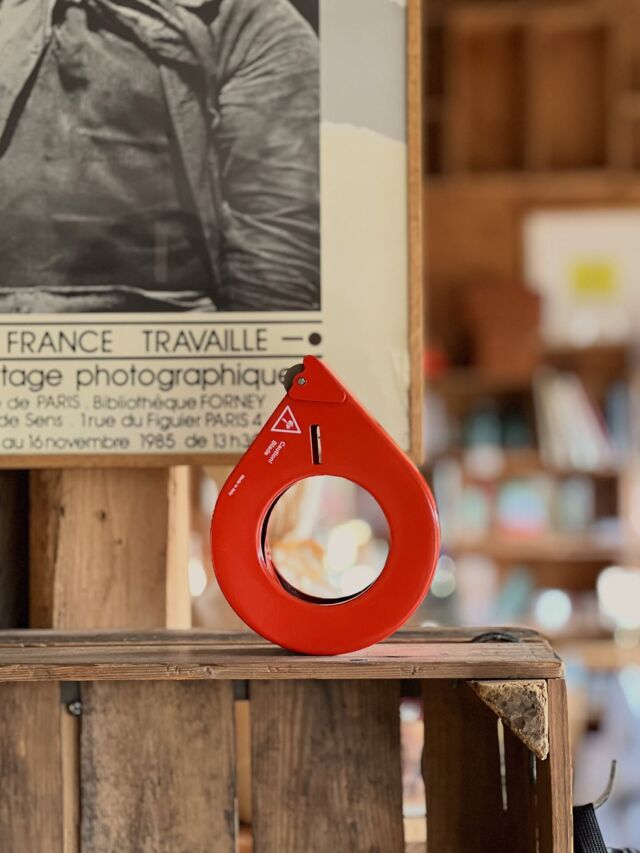 イタリアのナイスなテープディスペンサー。涙型好きやわ。中にテープを収めるカタチ、残量が見える窓、メタルと塗装の感じ、注意書、箱、全部いい感じ。実際に使ってみると、手にした時の重量感が良く、軽やかな切れ味も素晴らしかった。
いくつか色があったけど当店はオレンジ一択。その辺りに置いてあっても絵になるし、これがあるとテープワークスも気分が上がるな。良い道具なり。

・ITALY TAPE DISPENCER ORANGE
¥4950
Made in Italy