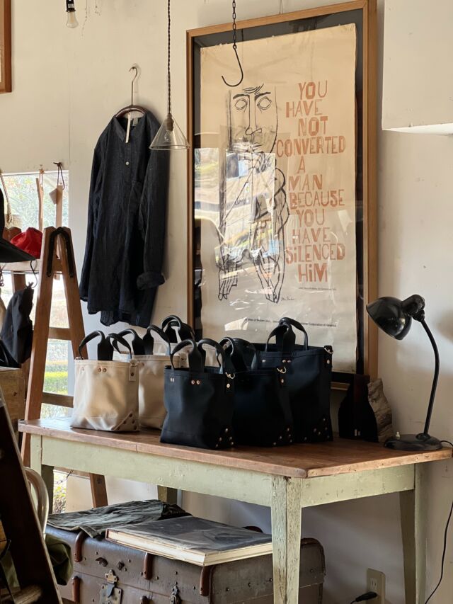 restocked
富山から到着なり。製作いただきました。ありがとうございます。定番トートが揃う安心感。キャンバスとコッパーリベットとレザー。カッコイイやね。お問い合わせも頂いていたのでほっ。XSサイズは久々。ストラップとセットでどうぞ。

・P.T WORKS & DESIGN
TOOL LEATHER HANDLE
size XS  wh ¥15400  bk ¥16500
size  S  wh ¥17050  bk ¥18150
size M  wh ¥18150  bk ¥19250

LEATHER STRAP ¥6600
TAPE STRAP ¥4400

Made in Toyama  Japan