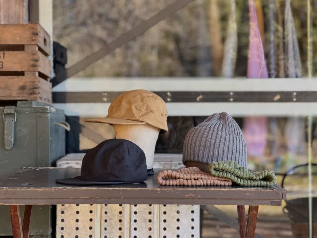 new arrival
DECHOの26SSスタート。イギリスのワックスコットンを使用したフィッシングキャップは、4パネルに両サイド3つの穴があり個人的にも大好きなアウトドアまん真ん中のカタチ。ロングビルやないのもまた良いすね。ツバにDECHOタグあるのも新鮮。
リブが特徴的なニット帽は深いシルエットがなんだか久々で新鮮。耳👂までかぶせてナイスフィット。安心感がある。コットン100%の生地も軽くて良いやね。

DECHO
MILLERRAIN WAXED COTTON FISHNG CAP
col  beige  black
price ¥11000

RIB KNIT CAP
col  beige  sage  gray
price ¥6930

Made in  Okayama Japan