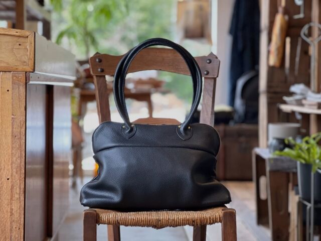 今期の新型。安定感のあるような本体のカタチと長いハンドルのバランスが素敵。イタリアンシュリンクレザーがまた型とぴったり。A4が入るサイズ。パソコンと資料やら入れてお仕事バッグにオススメ。

・MARINEDAY /  REILY
col  bk
price ¥20900
Made in Japan