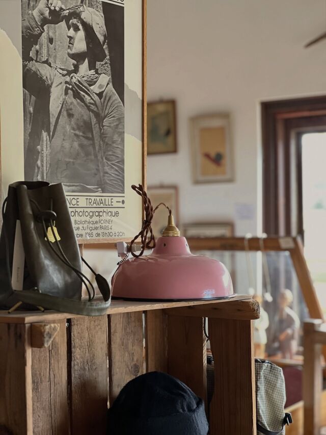 フランスのエナメルランプシェード１個出てくる。初めて出会った時は、黒、紺、緑、白、ベージュ、水色と色々あったけれど昨今見ないかも。いやあるところにはあるのかしら。ペールピンクが春っぽくて良いやね。e17。ラストオブラスト。

※2/6 完売いたしました。ありがとうございます。