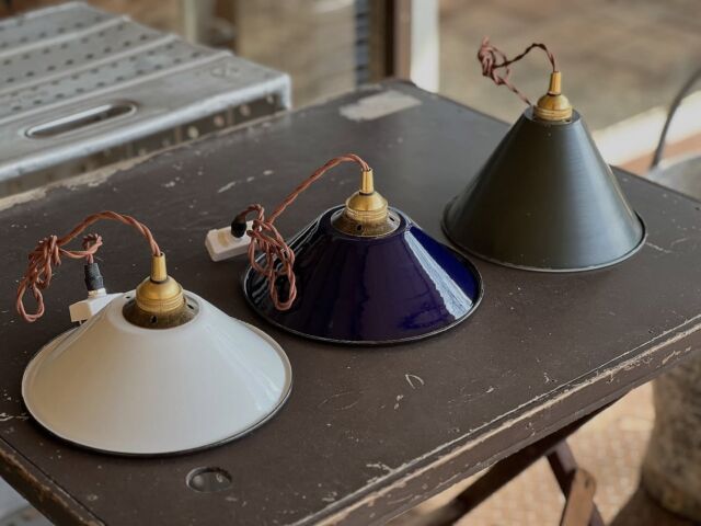 2年ほど寝かしてたシェードがようやく並びましたがな。緑が超久々のフランス軍(used)で白と紺がインドのデッド。インドのは重厚な琺瑯製。灯具e17。各¥5830。