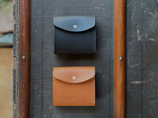 2022年秋のベンリ展に1つ並んだ時以来。初めて作って頂きました。愛敬のある型がなんとも素敵。コンパクトで使いやすく、かつプライスも抑えてある。銅鋲のスナップボタン×2も良いかんじ。箱のカタチもなんだか好き好き。

・benlly's & job original
SOFT WALLET SHORT
col  bk  br
price ¥14300
Made in Kanazawa Japan

#ベンリ師匠