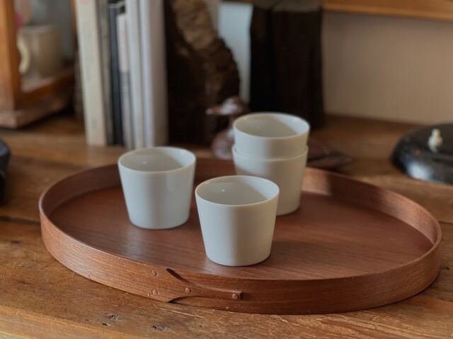 飲食店さんの注文品を手配するムーブに抱き合わせて仕入れた白磁のカップ。前から気になっていたのだけれど、似たタイプの物が店に有ったので保留しとりましたの。
この手色々あるけれど、少し薄くて繊細な雰囲気で良いやね。試しに珈琲をやってみるととても良い飲み感でした。薄い分、手にするとちょい熱やけれどね。珈琲、お茶、お酒、小鉢としても。万能フリーカップ。重なって棚に仕舞われてる風景も良いんだよな。

・白磁カップ　190ml
¥880
日本製