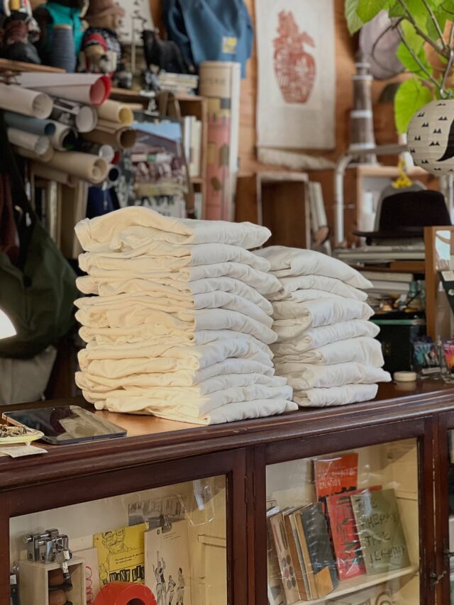 1年ぶり。２月にやってくる定番白シャツ。シンプルな白ヘンリーネックシャツはやっぱり良いですな。コットン生地の凹凸のあるスラビーな風合い、優しさ溢れる裏起毛よ。目垢がついたシャツかもしれないけれど、ずっとお取り扱いしたいな。
現地価格が上がって値上がり恐縮ですが、まだなんとか直輸入プライス。

・USRR ARMY  SLEEPING SHIRTS
deadstock washed
size 50(L)
price ¥6380

#barnshelfmilitary