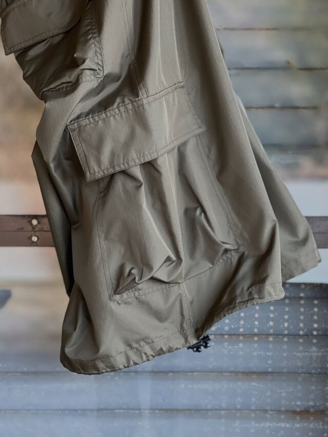 早くもショーツが到着。ダウンでお馴染みTAIONの春夏コレクションの新作。ナイロンリップストップの軽量カーゴショーツ。履いてみると膝下にくる裾がふわりと広がっていてなんとも新鮮で面白い。コードで絞ってシルエットを変えるのもナイス。なんとなくアーバンミリタリースポーツって雰囲気がするな。ストリートが呼んでいるぜ。まだちょっと早いけれど、あっという間に季節がやってくるよ。

・TAION "CARGO SHORTS "
col  D.OLIVE
size  M  L  XL
price ¥6930