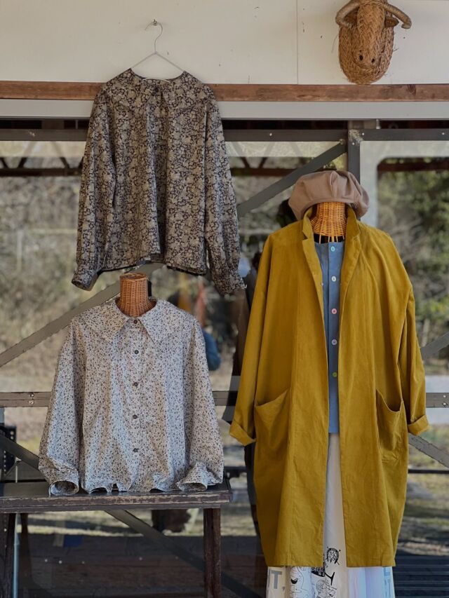 昨年から密かに扱わせて頂いている松本家庭科室の洋服達。好評かつ1点物なので、なかなか撮影出来ず。個展をいくつか控えている中、当店分を色々と届けて下さいました。ありがとうございます。
リバティのブラウス素敵っす。春は柄ブラウスないととなっておりました。コート、ジャケットはゆったりしたサイズなのでメンズもぜひ。