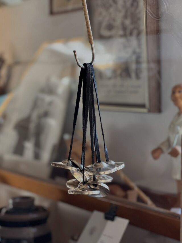 new arrival
清々しい良い音色。霧が晴れるような響きがあるなぁ。こちらはチベットの伝統楽器ティンシャ。チベタンベル、ヒーリングベルとも呼ばれ、僧侶が瞑想する前に場を清めたり、旅の際には魔除けとして使用している伝統楽器。１日がはじまる時や、何かスタートさせる切り替えの合図で使うのがオススメ。良い音色なので、つい鳴らしたくなるね。

・TINGSHA 
size S
material  青銅　革
price ¥2750
※スタンドは販売用什器となります。