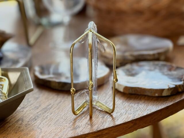 春の風物詩。クリガマ再入荷。透明と金色のがま口が店に並ぶと心がすいーっとなる。すいーっとお買い上げ下さいませ。

・CLEAR GAMAGUCHI
price ¥1650