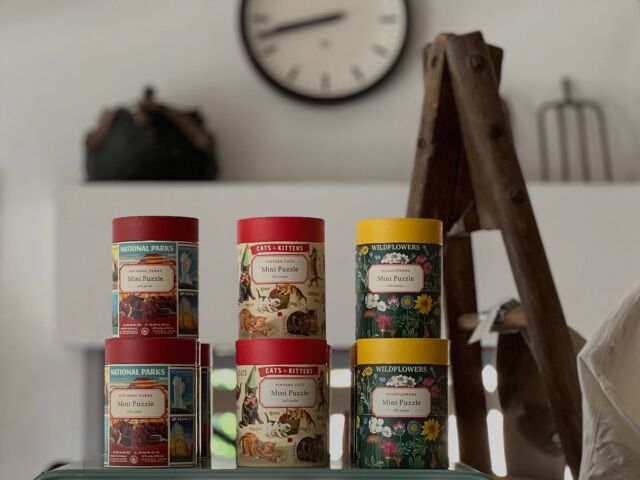 20分前に撮影ホヤホヤをお届け。小さいの出ましたよ。240ピース。大好きなアメリカのカヴァリーニ。オールドな図案はホッとするというかあったかくて素敵やね。箱は入れ物としても使えそう。コーヒー豆缶位のサイズ感。ギフトにも大変オススメなり。

・CAVALINI & CO. / MINI PAZZLE 240 pieces
"NATIONAL PARKS"
"CAT"
"WILDFLOWERS"
size 27cm × 35cm(完成時)
price ¥3080