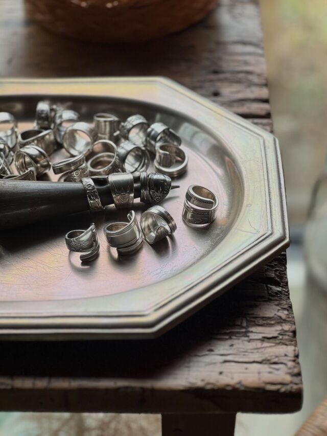 クラウディサーズデイモーニング。撮影ほやほやをお届け。数日店頭から姿が消えたけれど再入荷。数日セーフ。13年ほど扱っている定番品。ヒッピー由来のスプーンリング。アメリカ直送品。年1位でこっちに投稿するの儀。