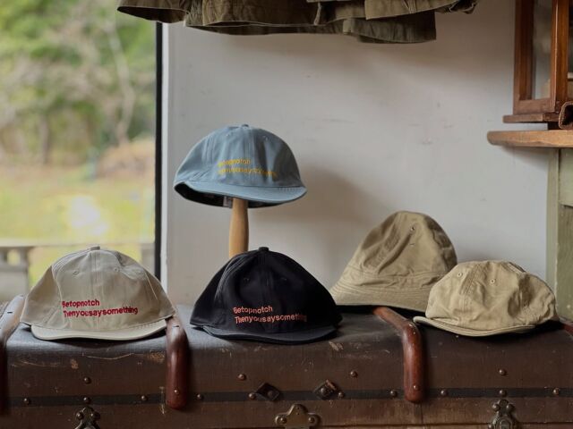 DECHO26SSスタート。
お馴染みとなったアメリカのCOOPERSTOWNコラボ、DECHO側の製作によるベースボールキャップと、また気分になってきたぜな軍由来モデルのハット&キャップが到着。

キャップはマイナーリーグや大学からインスパイアされた色と前面とサイドの数字刺繍が可愛いすぎ。刺繍は40年代に活躍した黒人メジャーリーガー、ジャッキーロビンソンの名言と背番号なり。
ファティーグハットとキャップは仏軍M52チノ生地を使用。日光や埃、デニムやシャンブレーがなんだか似合いそうやね。味が出るまで育てて下さい。

・DECHO
COOPERSTOWN BALL CAP
col  black  ivory  sax
size  7 5/8
price ¥10450

M52 fatigue hat
size 2
price ¥10450

M52 6 panel cap
size f
price ¥9900

Made in Olayama Japan