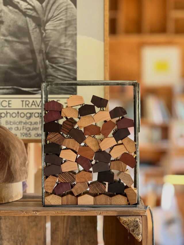 restocked
当店のカタチのお香立て。やっぱりこれがないと。届いて嬉しや。表面が荒々しいのも混ざっていて良いやね。カットして磨いてエントツ付けて、メイカーの刻印入って。奈良メイド。

恐れ入りますが、今回より諸々の費用高騰により制作費が上がり、販売価格値上となります。何卒よろしくお願い申し上げます。

・Barnshelf Original
" ENTOTSU Barn "
price ¥2420
Made by A4 (@a4.jp)
Made in Nara Japan

#barnshelforiginal