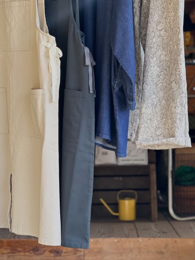 NAPRON 26SS スタート。コットン生地の良い風合いの定番エプロンスカート、軽やかな新色のモンペ、フランスの古の羊飼いかぶり型のビヨードスモックが到着。とてもNAPRONらしい3種。すでにいくつか動いております。季節衣類届くの嬉しや。

・NAPRON
UTILITY APRON SKIRT
size 1.5
col  ivory  charcoal
price ¥16500

MONPE Ⅱ
size 3.5
price ¥22000

BIAUDE SMOCK INDIGO
size F
price ¥22000

Made in Okayama Japan