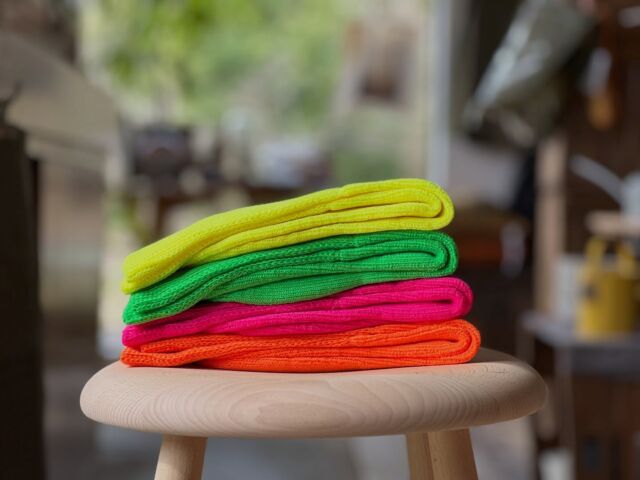 new arrival
展示会で出会って即発注。1週間ちょっとでお店に。元気がでますぜ蛍光カラー。色だけじゃなく履き心地もよし。ヘルスソックスのような締め付けない柔らかリブ、踵部は立体編みでホールド力があり、さらに内部はクッション性のあるパイル編み。オススメです。

・FAB.IT /  Chuck NEON
col  ye  gr  or  pink
size  M ( 23 -25cm )  L ( 25 - 27cm )
price ¥1980
組成　綿 アクリル ナイロン ポリウレタン
Made in Japan