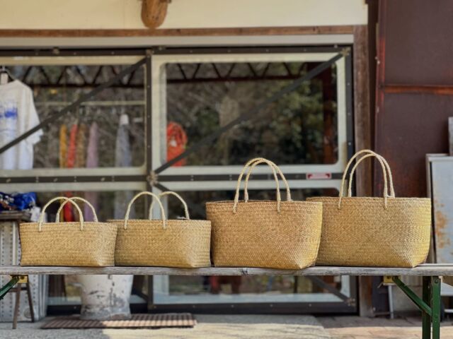 気付けば年間通して店頭にあるタイの水草バッグに浅型が登場。ニューアライバルやで。3月の雑貨屋っぽくて良いやね。好きなカゴ。

・バーン定番のタイの水草バッグ
浅型S ¥4950 M¥5280
通常型 S ¥5280  M¥5830
Made in Thailand