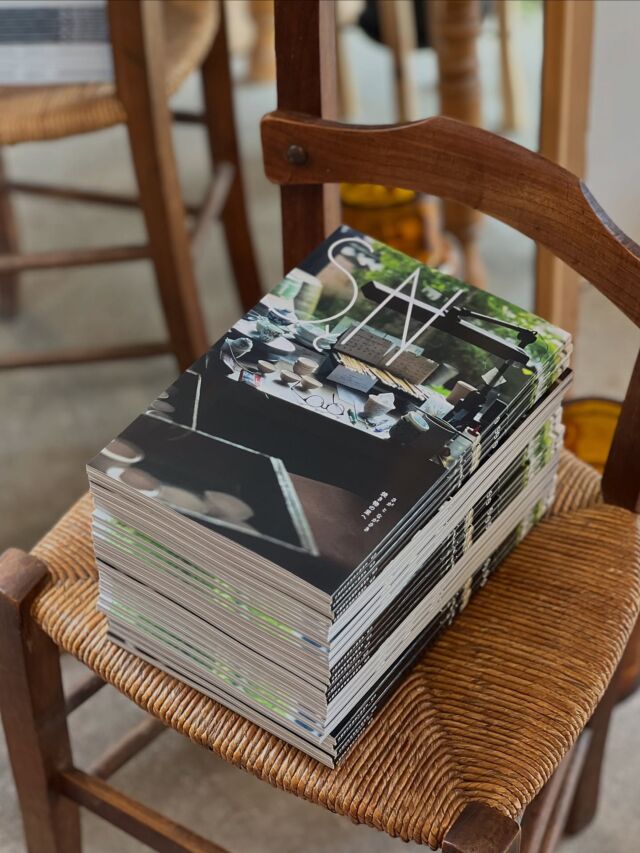 皆様お待ちかね。佐賀と長崎のフリーマガジン、SとNの9号が到着。今回は焼き物特集。佐賀は有田、伊万里、長崎は波佐見、三河内へ。雑貨屋に親和性のある内容なり。久々に白山陶器の猪口を仕入れようかと思っていたところ。文章には取引先のボスの名前が出てきて興味深かったす。なんだか豪快そうな方だった。あと器だけじゃなく毎度胃袋つかまれる美味しそうな食べ物もばっちり紹介されています。地図で見ると産地は近いっすね。いつかハシゴ旅したいなぁ。
本日よりカウンターにて配布スタート！