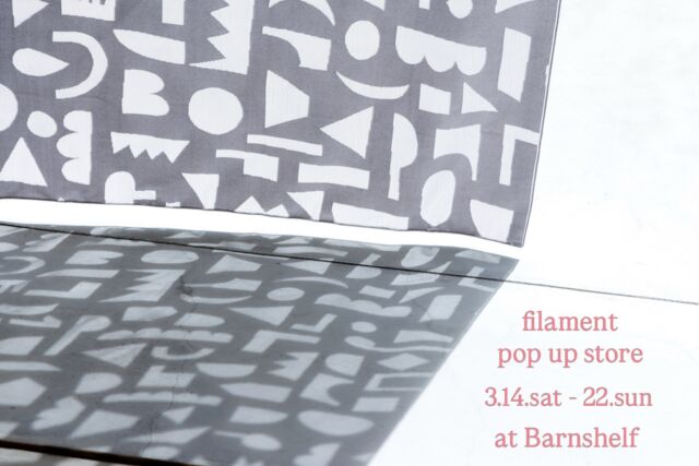 当店ではカウンターの際に吊り下げられたオバケちょうちんでお馴染み、金沢の刺繍作家・髙知子さんと福井のテキスタイルメーカー・カズマのコラボレーションブランドfilamentのポップアップストアを当店にて開催いたします。

髙さんの手刺繍の世界、デザインの感性が機械で見事に表現された遊び心のあるプロダクト。今回、カーテン、刺繍トートやピアス、イヤリング、パネルやフリークロスなどほぼフルラインナップでお届けします。
また金沢の髙さんからは手刺繍の作品や刺繍入りポーチなども届く予定。プロダクトとアートとクラフト。日常が楽しくなるような、明るくて素敵な高さんワールドをぜひお楽しみ下さい。期間中はお休み無し、9日間ノンストップでお届けいたします。

▪︎ filament pop up store 
at Barnshelf
期間 3 / 14(土) 〜 22(日)
※期間中の18(水)は営業いたします。

髙知子 @ateliertaffeta 
雑貨店店長(benlly's & job)を経て金沢市に刺繍のアトリエ兼ショップ「taffeta」を2011年に開店。花､昆虫､幾何学模様などをテーマにした個性豊かな作品を発表し､個展を開催。「暮らしの手帖」18号に「刺繍のブローチをひとつ」を監修。主な展覧会に、個展「自由研究 刺繍研究」（homespun STRIPR ROOM、2023年）、や「刺繍、形と色」（雨乃日珈琲店・韓国、2019年）。著書に『花と幾何学もようの刺繍』（文化出版局、2014年）がある。

filament @filament_nuno 
刺繍作家・髙知子と、テキスタイルメーカー・KAZUMAの出会いから生まれた「filament」。
手刺繍の温かみと、機械刺繍の精緻さを融合させ、暮らしに寄り添うファブリックとアートを掛け合わせたアイテムを展開しています。
大胆な色彩や幾何学模様など、試作の過程で偶然生まれたデザインや、思いがけない組み合わせを大切にしながら、遊び心あふれるプロダクトを創り出しています。