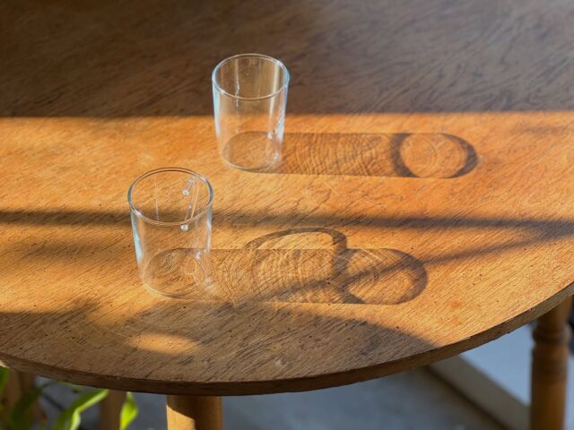 ストーリーに続きをあげようと思ったけれど、影がなんとも綺麗やったのでこっち。この時間にしか撮影出来ない光よ。この線がなんとなく理化学感があって好き好きポイント。耐熱グラス。今朝もコーヒーやりましたがな。マグはビール注いだらなんやミニミニジョッキ感があって可愛いで。

・チェコの耐熱グラス　260ml
タンブラー ¥814
マグ ¥902