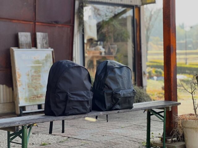 new arrival
先日の展示会で久々にお会いしたディーラーNさんの所の商材。独立されたそうだった。6、7年前だったか家族で当店近所の有馬富士公園に来られた際、当店を発見しお立ち寄り下さった。Nさんからのツカミのフレーズは、フレンチM52のショーツ持ってますでびっくり。出回っていたサイズ5ではなく更に上の7、8だったのも熱かった。その後、輸入モノを色々と買わせていただいたが、この2、3年はお取引がなかった。数年ぶりのNさんは柔らかな物腰は変わらず、独りメイカーとして歩んでいる自由な風を感じた。

こちらは米国のスーパーに雑多に置いてあるようなバッグをコンセプトに生まれたリュック。いわゆる定番型を大きくしたもの。内部には緩衝材の入った大きなポケット有り。パソコンにぴったり。背中に当たる背面にも薄いパッドが入っている。そしてそこにある横一文字のベルトはスーツケースの上に乗せる際、伸ばした持ち手に通す為のもの。ジップの持ち手はオリジナルの刻印入りで抜かりなし。生地は定番ナイロンキャンバスと防水マットリップの2種。プライスも素敵でとてもオススメ。在庫がある分を頂きました。春のナイスリュックです。

・PACKING / BACK PACK
"STANDARD"
"MAT RIP"
size w41  h44  d17
price ¥9480