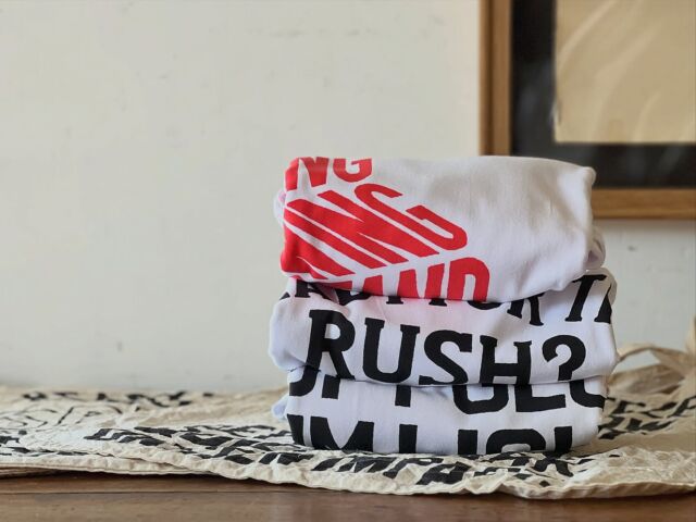 新作登場！製作頂きました。ありがとうございます。超クールな手描きのグラフィックシリーズ。カッコイイの一言。ワー！キャー！となりましたね。デザインはヨウスケさん、描いたのはミカさん。いつものナイスコンビネーション。

STEPはトリックアートのような目をひく図案と連想していく言葉遊びが見事。SPLASHは激しいエネルギー、RYLICはクールな炎を感じる真っ直ぐな言葉が目一杯並んでいて力強い。　
どれも本当に素晴らしい。毎回新しい扉が開かれて、毎回良いエネルギーが僕らに降り注がれる。地に足を付けて歩み続ける２人のクリエーションに、尊敬の念を抱かずにはいられない。

いつもはロンTからはいりますが、今年はいきなり半袖Tをチョイス。そしてバッグは新しくラウンドバッグが登場。大きな図案が入る頼もしいビッグサイズ。これまでリリースされた、グラマーとエレファントも製作頂きました。
これからの季節にとてもとてもオススメなり。ぜひ。あ、XXLサイズは当店リクエストサイズです。

・CRAFT & ARCH.
▪︎ T-SHIRTS 
"STEP" "SPLASH" "RYLIC"
size L (身幅56 着丈72 肩幅51)  XXL(身幅63 着丈77 肩幅57)
price ¥6050

▪︎ ROUND BAG
"STEP" "SPLASH" "RYLIC" "GLAMOUR" "ELEPHANT"
size h45  w45  handle66
price ¥3300

Made in Kanazawa Japan