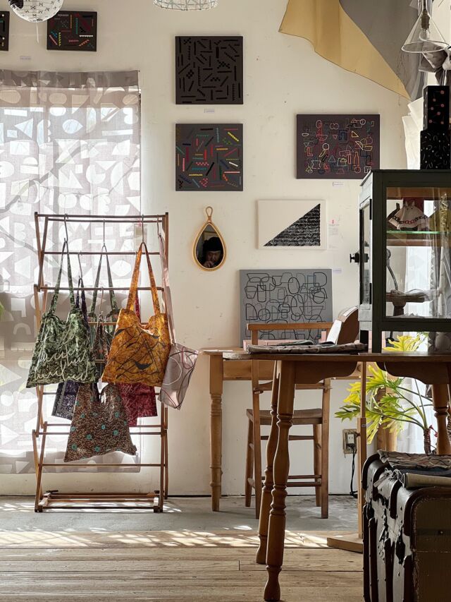 本日よりスタートです。タカさんがアート作品を沢山送ってくださったので、タイトル変更やね。作家の作品とメーカープロダクトが混ざった空間になりました。レースカーテン越しの光は初ですね。柔らかい。カーテンバーンも初。

タカさんからは10年前の当店個展をきっかけに産まれた山シリーズの刺繍パネルと山ポーチ、それからブローチ、タンバリン刺繍作品、動くうさぎ、カラカラ鳴る積み木刺繍作品、そしてバーンリクエストのオバケちょうちんを納めて頂きました。
filamentはカーテン、トート、サコッシュ、ピアス、イアリング、ブローチ、ハングファブリック、フリークロス、ラッピングクロス、ドローイングパネルとほぼフルラインナップ。在庫もあります。ポップアップならでは。

タカさんの世界とそれを機械生産で表現するfilament。どちらもとても素晴らしや。

春にぴったりな世界です。ぜひご来店下さいませ。

▪︎ TOMOKO TAKA & filament pop up store 
at Barnshelf
期間 3 / 14(土) 〜 22(日)
※期間中の18(水)は営業いたします。

髙知子 @ateliertaffeta 
雑貨店店長(benlly's & job)を経て金沢市に刺繍のアトリエ兼ショップ「taffeta」を2011年に開店。花､昆虫､幾何学模様などをテーマにした個性豊かな作品を発表し､個展を開催。「暮らしの手帖」18号に「刺繍のブローチをひとつ」を監修。主な展覧会に、個展「自由研究 刺繍研究」（homespun STRIPR ROOM、2023年）、や「刺繍、形と色」（雨乃日珈琲店・韓国、2019年）。著書に『花と幾何学もようの刺繍』（文化出版局、2014年）がある。

filament @filament_nuno 
刺繍作家・髙知子と、テキスタイルメーカー・KAZUMAの出会いから生まれた「filament」。
手刺繍の温かみと、機械刺繍の精緻さを融合させ、暮らしに寄り添うファブリックとアートを掛け合わせたアイテムを展開しています。
大胆な色彩や幾何学模様など、試作の過程で偶然生まれたデザインや、思いがけない組み合わせを大切にしながら、遊び心あふれるプロダクトを創り出しています。