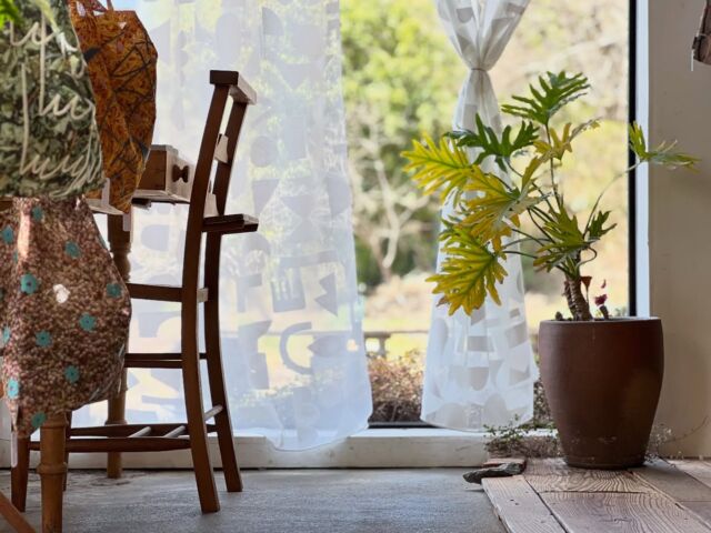 お問い合わせを頂いておりますfilamentのフラットカーテンをご紹介。アートとプロダクトの見事な融合。プライスも素晴らしい。当店ではPattern、Repeat、Line shapeをセレクト。それぞれアイボリーとグレーの2色で、PatternとRepeatは図柄の模様の濃淡を反転させたAパターンとBパターンがあります。(Aが写真１枚目に写る図柄の周りがレース、Bが４枚目の写真右側のカーテンで図柄がレース)全部で10種。
兎にも角にもタカさんらしい楽しい図案がレースのカーテンになっていて素敵。絶妙な光の透け感、カーテンを通した柔らかなひかり、影になって浮かび上がる模様、風で揺れる姿も良い。束ね方なんかも色々やるのも楽しそうやね。店にあったボールチェーンでひとまずやってみました。元牛舎の窓枠にも良い感じ。にんまりします。

・ filament / flat curtain 

【カラー】 
ivory /  gray

【図柄】
Pattern A / Pattern B
Repeat A / Repeat B
Line shape

【サイズ&プライス】
w100 × h133  2枚入 ¥7700
w100 × h176  2枚入 ¥11000
w100 × h198  2枚入 ¥13200
カーテンクリップ付き(取り外し可)
Made in Japan