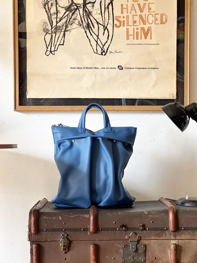 今日も店休日やけれど良い光が差してきたので撮影してすぐお届け。こちらはレザーヘルメットバッグのニューカラー。とても綺麗なブルー。イタリアのシュリンクレザーの質感とナイスフィット。
レザーから生まれる独特のシルエットやシワが表情豊かで良い。ついつい眺めてしまうというか。目を奪われてしまう。道具として産まれた型と素材の妙味。ミリタリー型がより洗練されてほんとに素敵。内部は布張り、1ポケ有り。universalのジップも好きだな。手持ちしか出来ないクールさも在る。生産数が少ない希少アイテム。

・MARINEDAY /  leather helmet blue
h40 w39
¥35200
Made in Japan