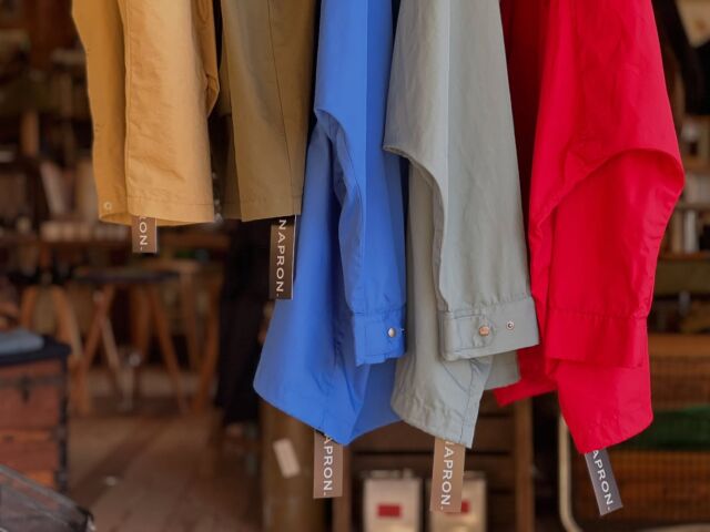 NAPRONの新作。定番のベストに新しくリリースされたビッグパーカー。パーカーは身幅たっぷり。アウトドアと軍が混ざっている。生地に包まれる安心感や、着用し横から見た時のシルエットにグッとくる。

・NAPRON
AMMO VEST
col  olive  camel
size free
price ¥19800
綿75%  ナイロン25%

MILITALY BIG PARKA
col  red  blue  slate green
size free
price ¥23100
ポリエステル65%  綿35%

Made in Japan