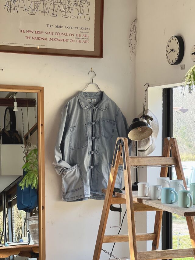 何年かぶりのフレンチチャイナジャケット。フランスの現行ものなり。秋冬オーダー資料をパラパラしながらごにょごにょ言うてたら奥さんからコレ！と鶴の一声。

色が沢山あって、赤や黄色にもひかれたがフェードした水色が味わい深くカッコよかったのでこれだけにした。なんかペンキドリップとかしたくなるよな。黄色と白とか。
店のCANASAサイドの壁にかけたらコーナー全体の色味と合ってとても良い感じ。ワークジャケットとポッターよ。心がスイッとする。

サイズ感は気持ち細い感じなので、Mが女性、XLが男性と最初選んだが、2XLと3XLのサイズをどうしても確かめたくなりそちらも。M、XL、2XL、3XLと当店らしいチョイスになった。なかなか3XLを扱う店もないだろう。
あ、秋冬リストのものが速攻で入ってきてびっくりしたけれど、羽織りジャケ的なタイミングがばっちりで嬉しや。水色も秋より今でしたね。

・French china work jacket
size  M  XL  2XL  3XL
price ¥18480