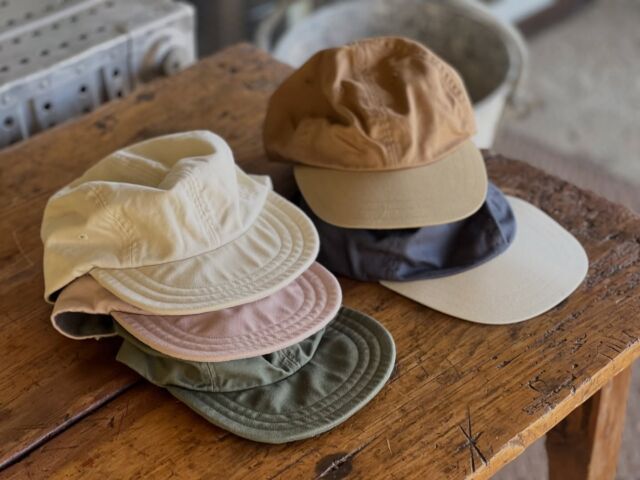 今朝撮影した写真。DECHOの新作キャップ。事前にサンプルを見てオーダーしているはずだけれど、初めて見るええやん！感があってなんだか嬉しい入荷ですわ。
ざっくりしたフレンチドリル生地がとても春に良い感じ。個人的に大好物のツートーンのボールキャップと今季はツバがロングやなくて通常の長さになったフィッシングキャップ。どちらもかぶりやすし。キャップはなんぼあってもいいですから。

・ DECHO
MIL DRILL BICOLOR BALL CAP 
col  beige  navy
price ¥8800

m DRILL FISHING CAP
col  ivory  pink  olive
price ¥9900

Made in Okayama Japan