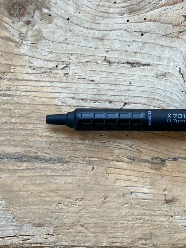 ZEBRAの逆輸入ボールペン。案内から1ヶ月程我慢してようやく手配。あれやこれや予算のやりくりがあって動けず。

高耐久プラスチック&ステンレススチールバレルに反射防止マット仕上げのボディがとてもカッコいい。ミリタリーグレード(MIL-STD 810G-516.6)の耐衝撃構造もポイント。さらにインクは圧縮空気が押し出すので上向き筆記OK、濡れた紙もOK。筒型ケース付きなのも熱いやね。忘れず替芯も仕入れときやした。久々にグッときたボールペンですわ。

・ZEBRA X-701 BP ¥1650
替芯0.7mm ¥66