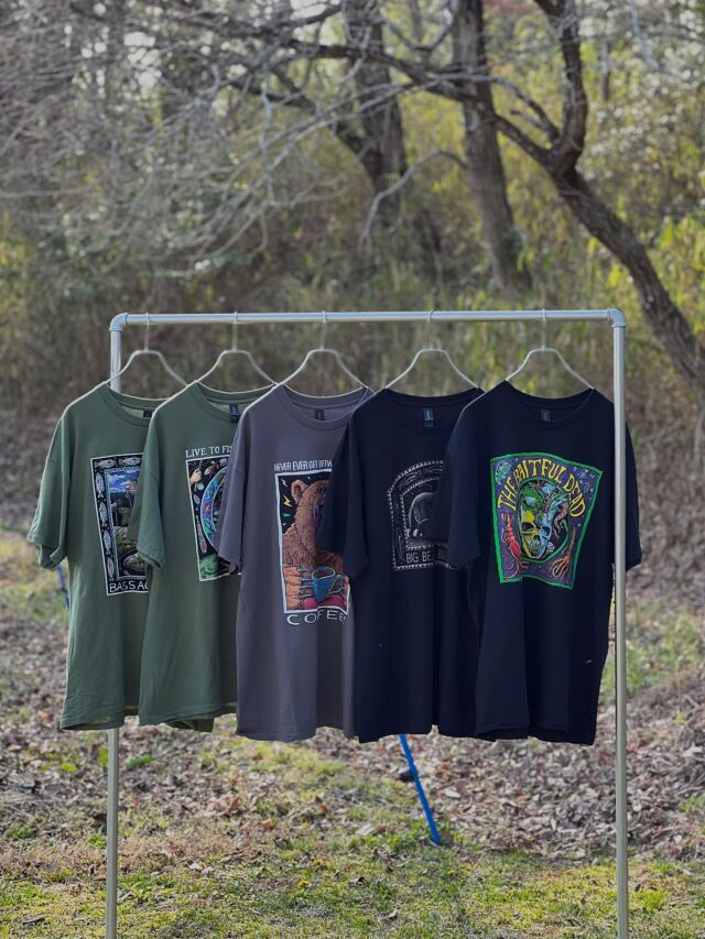 このところ夕方は柔らかな良い春の光。思い立ち撮影してすぐお届け。こちらは当店初登場になるアラスカを拠点に活動するアーティストであり、海洋学者でもあるRAY TROLLのTシャツ。

科学的な根拠に基づいた綿密な描写とユーモアが融合した独自のスタイルがなんとも良い感じ。毒もあるし、ストリートの風も感じる。沢山ある中からなんとか5柄しぼりましたで。レイ曰くコカインベアーが登場する前から存在するというコーヒーベアーがお気に入りなり。
ちなみに彼の作品はアメリカ各地の博物館に展示、所属されているそう。アカデミックやね。着倒してフェードする姿になるまで育てたいな。サイズは当店お得意のXLのみとなります。

・RAY TROLL  T-SHIRTS
"bahtful dead" big bear big fish"
"coffee bear" "live to fish"
"bassackwards"
size XLのみ　身幅59cm 着丈76cm
price ¥7590