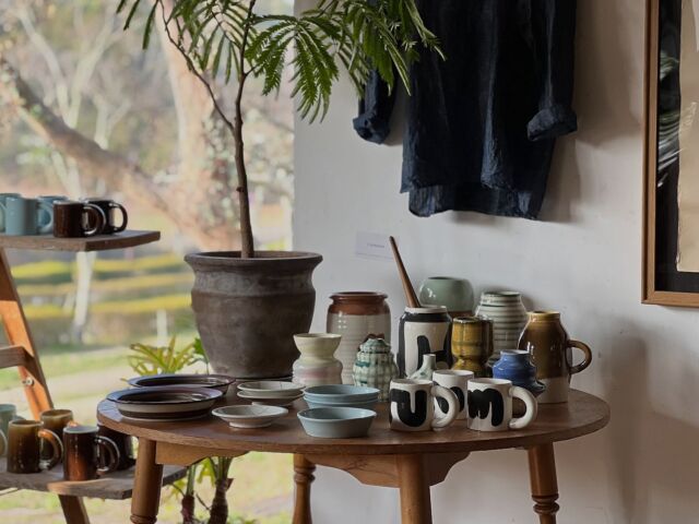 オーダーしていた作品が到着。ミニカナサ展位ボリュームがあるかな。人気のマグはたっぷり。個人的に大好きな花器はおまかせでお願いしましたが素敵すぎ。自由に表現頂きました。プレートも3種。20cmのパン皿はずっしりでたまらない。小皿可愛い。時計が壁にある安心感よ。芯は太く柔軟で伸びやかな感性。圧倒的やないかしら。
納期が少しずれて3月終わりの到着が春の景色とぴったりで完璧。タカさんfilament終わってすぐのバトンタッチ感にもグッとくる。色々な方々のお世話になっております。春CANASAをどうぞ！

※ 誠に恐れ入りますが、店頭販売のみとさせていただきます。