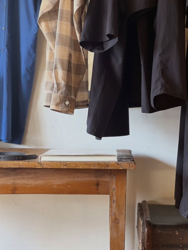 今月23日(木)から26AWの受注会&pop upを行うjisetsuの26SSの当店オーダー分が店頭に。ニューブランドのお取り扱いのはじまり。悩みに悩んで黒を中心に青ハオリと個人的に大好きなチェック長袖開襟シャツを組みこむ編成。
テキスタイルメーカーならではの生地から作りこまれて仕上がった服達は、生地と型の一体感がとてもある。そしてシンプルで洗練された中に素朴な優しさも宿している。

黒生地はjisetsuの定番生地。コットン100%。高密度生地を洗い加工したもの。品があるけれど堅苦しくないというか。軽やかですでに良い風合いがありすぐに馴染んでくるよう。
この生地でジャケットのMICHICO、半袖シャツのTARO S、ワンピースのHAORI、ワイドパンツのRAKUを選んだ。

HAORIにはブルーの生地も有って、遠目には無地だけれどよくみたらチェックになっているのがポイント。生地にはラフィと呼ばれる落ち綿を使用した独特のムラがある糸を織り込んでいるので、柔らかな風合いが有る。

大好物長袖開襟シャツTAROはウール54%コットン46%のチェック柄生地。チェックinチェックの図案、ウール混とは思えない軽い生地はどこを探してもないと思う。ループカラーにスクエアな裾、身幅&丈の良いバランス。このシャツを見た瞬間にお取り扱いしたいとあいなった。

jisetsuのデザイナーは当店のバーンデニムの生みの親でもある三田出身のNさんこと足立直人さん。当店とは長いお付き合い。
大手のアパレルメーカー・ファイブフォックスでパタンナーとして働き、その後、関西に戻り生地の産地・西脇市のTOBAN TEXTILEへ。商品企画、営業、ブランディング等をしながらアパレルブランドjisetsuを立ち上げた。自身が愛する人や場所、物をjisetsuに投影し表現していく姿は独自の色がある。反骨精神も感じられるのが好き。当店が出会うべく人と出会い、広がっていく新しい世界jisetsu。この先の景色がとても楽しみだ。
いやしかし、服を自由に愉しめるのは人間だけの楽しみやね。悦楽とまで言ってしまおうかしら。

▪︎ jisetsu
TARO S 半袖開襟シャツ
col  bk
size 2  身幅60  着丈74  袖丈29
size 3  身幅67  着丈77  袖丈31
price ¥28600
cotton 100%

MICHICO ジャケット
col  bk
size 2  身幅60  着丈72  袖丈60
size 3  身幅65  着丈75  袖丈63
price ¥35200
cotton 100%

RAKU パンツ
col  bk
size 2  w80〜90  股下63  股上32  総丈96
price ¥33000
cotton100%

HAORI 羽織ワンピース
col  bk  blue
size 2  身幅64  着丈120  袖丈37
price ¥38500(bk) ¥39600(blue)
cotton 100%

TARO 長袖開襟シャツ
col  orange check
size 3  身幅64  着丈77  袖丈67
price ¥37400
wool 54%  cotton 46%