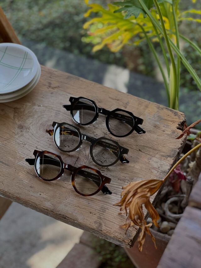 新作。人気F5の兄弟みたいなモデル。50'sのフレンチビンテージまん真ん中のクラウンパント型。いわゆる厚みがあって上真っ直ぐで角ってなって下丸いてやつ。
ブリッジに低い山のような意匠が施されているのが良いやね。あと黒以外はフロントとテンプルのカラーコンビネーションも素敵。これはやっぱりイタリアの生地の良さが際立つ。

・few. " F25 "
¥18700