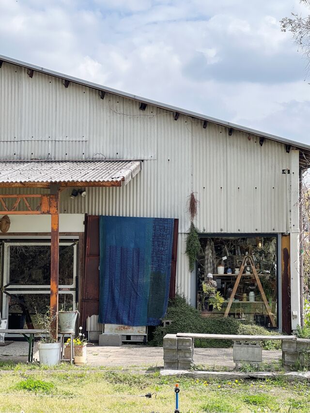 今日は天気が良いので外陳列。再入荷案内忘れてたす。在庫5枚程有り。藍に染まった柄古布。裏表の柄の違い、素朴なステッチ。触ると手が青くなるのもインディゴの妙味。

・vintage kantha quilt 210×140
¥9900
※店頭販売のみ